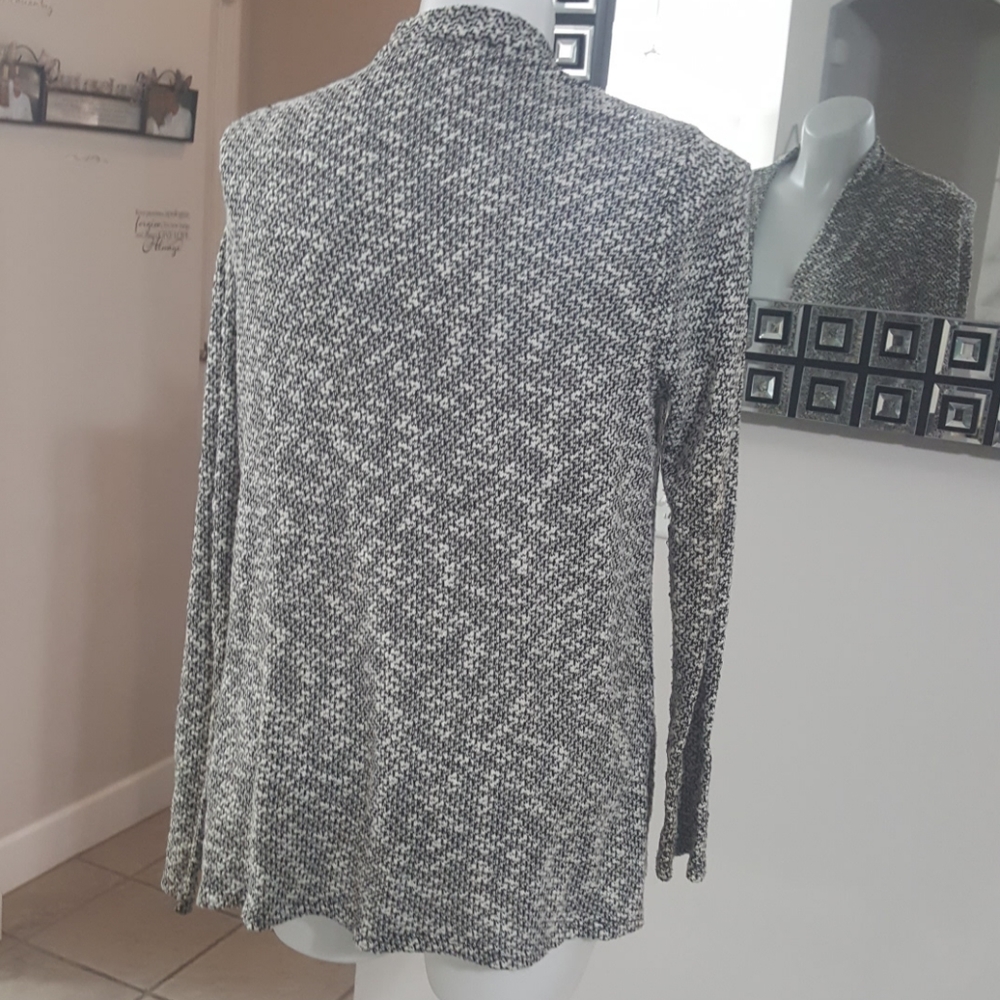 White stag sweater. Lg